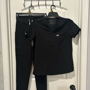 Figs Classic Black Scrub Set